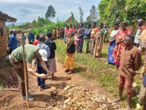 Les jeunes batwa visités étaient en train de préparer de la fumure écologique